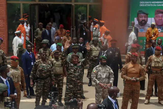 Le chef du gouvernement militaire du Niger, le général Abdourahamane Tiani, le colonel malien Assimi Goita et le capitaine burkinabé Ibrahim Traoré.