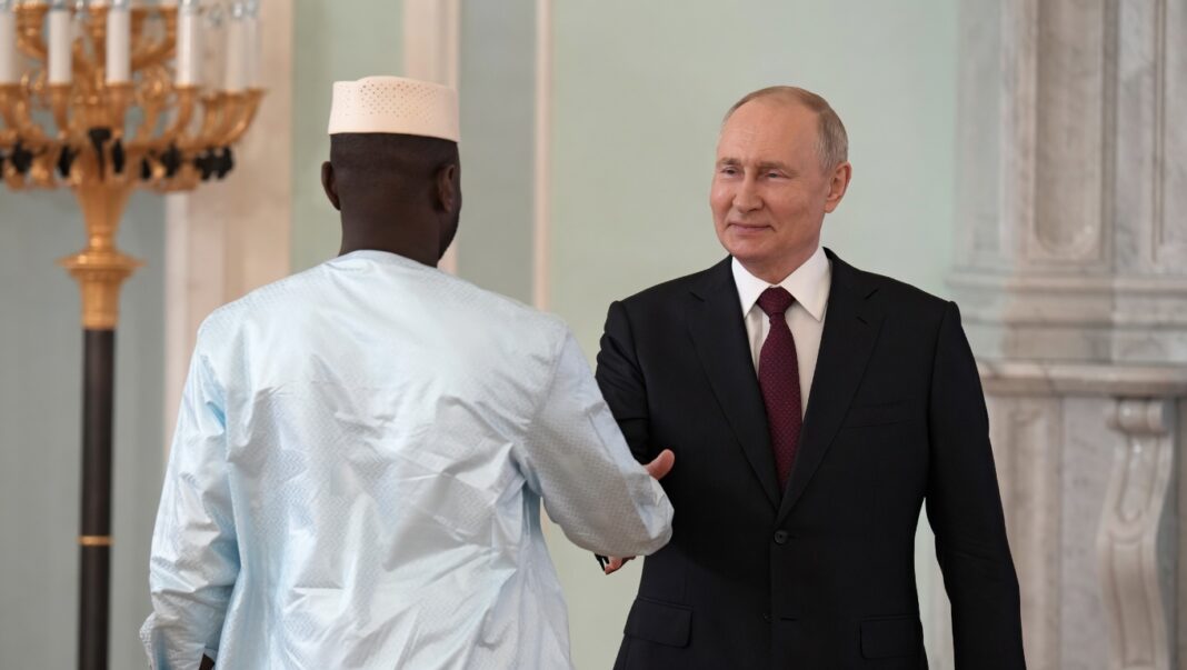 Le président russe Vladimir Poutine et le président malien Assimi Goita lors d'une rencontre officielle