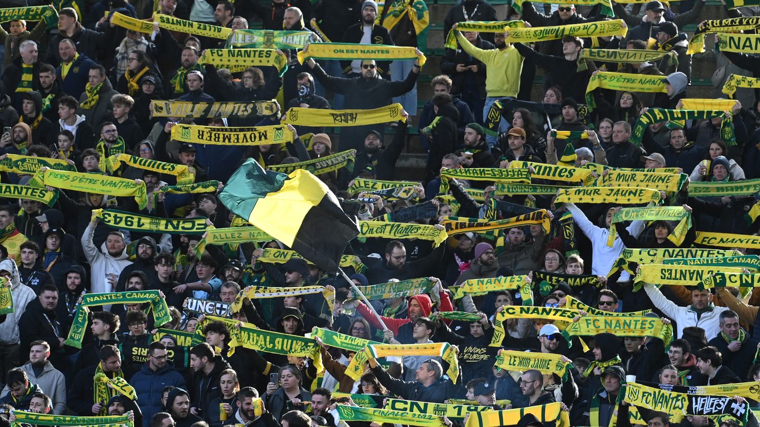 Interruption fracassante en Ligue 1 : supporters nantais envahissent la pelouse face à Toulouse