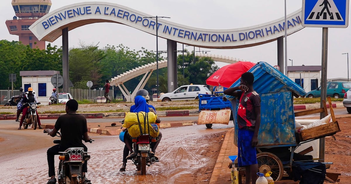 Niger : l&rsquo;assaut contre l&rsquo;aéroport de Niamey souligne le rôle de la Russie et l&rsquo;audace de l&rsquo;État islamique