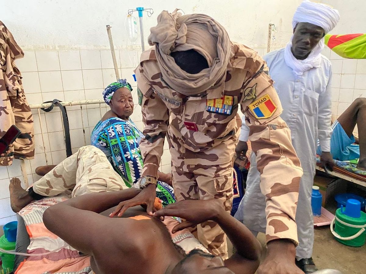 Le général tchadien Moubarak Abakar Nassour Hor en visite auprès des soldats blessés de Korbol