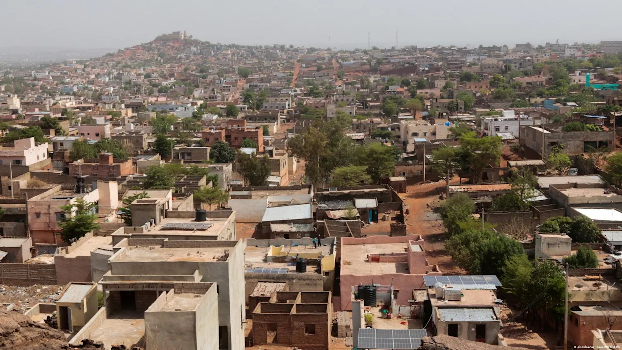 Véhicules incendiés sur une route menant à Bamako à cause du blocus djihadiste