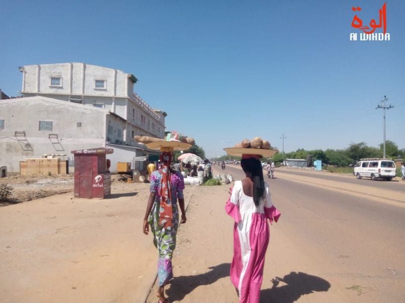 Marchandes ambulantes et enfants dans les rues du Tchad