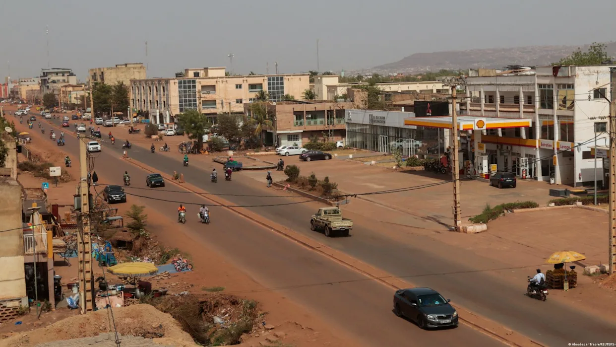 Depuis deux semaines, des groupes armés soumettent Bamako à un blocus réduisant drastiquement les approvisionnements de la capitale malienne