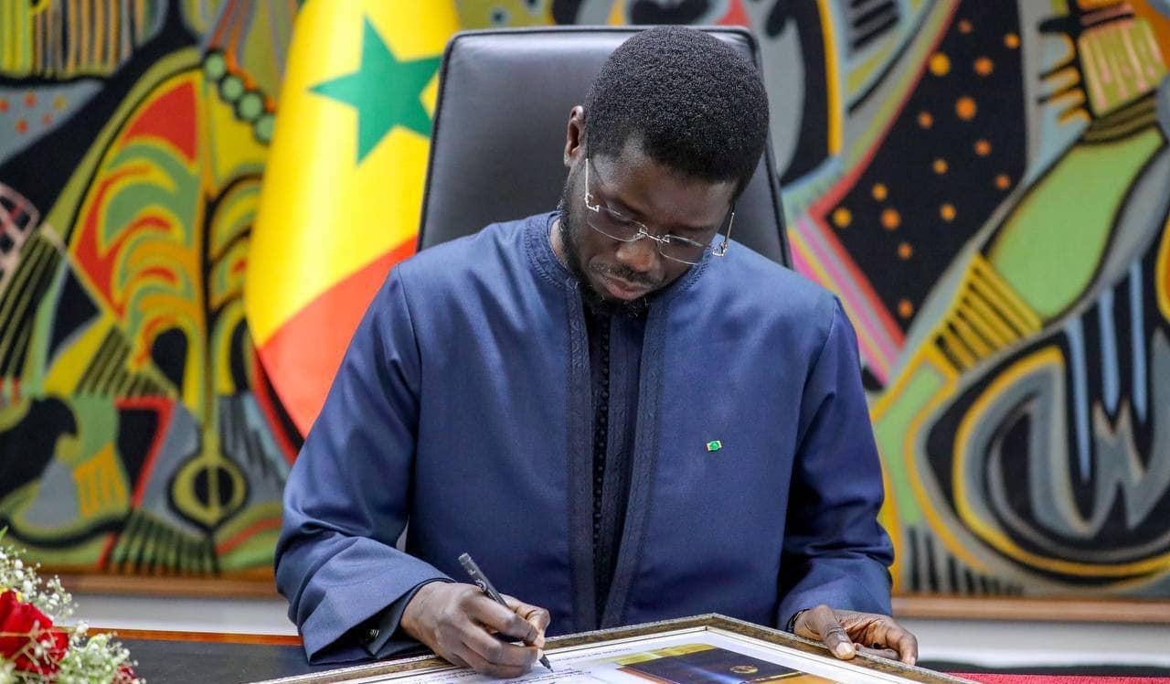 Le président Bassirou Diomaye Faye signe le décret de nomination du général Pape Cissé