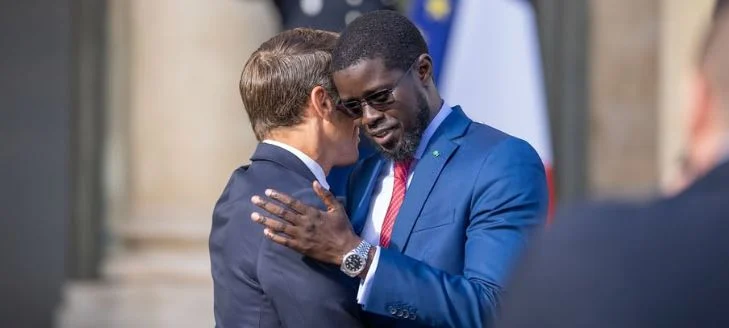 crise financière au Sénégal : le soutien de la France à Bassirou Diomaye Faye Rencontre entre Bassirou Diomaye Faye et Emmanuel Macron