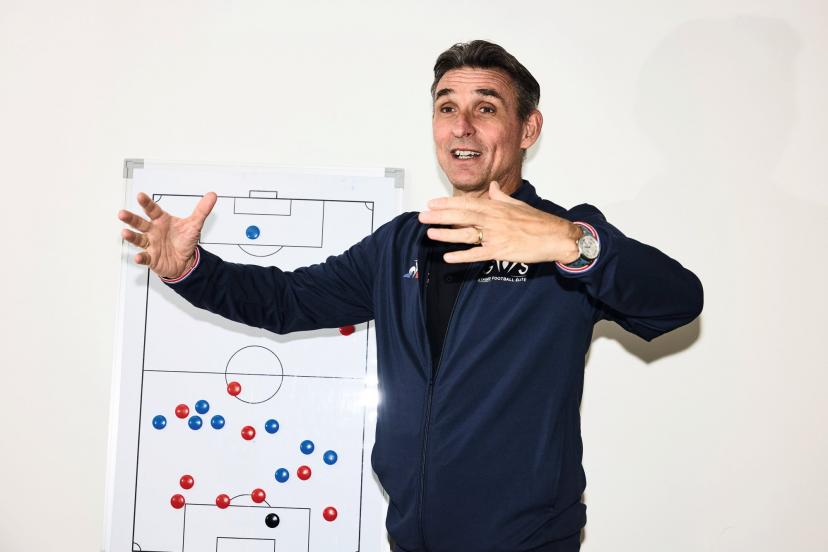 Libérés par l'enjeu d'un match de prestige à Londres, les Lensois avaient un plan de jeu assumé selon Guillaume Warmuz : « Couper l'équipe en deux. » Un choix osé porté par la décision de repasser à quatre défenseurs derrière.