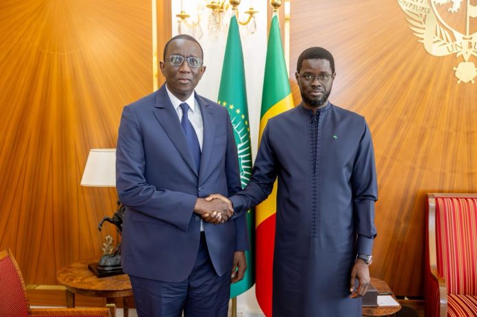 Président Bassirou Diomaye Faye et Amadou Ba discutant lors d'un rendez-vous officiel