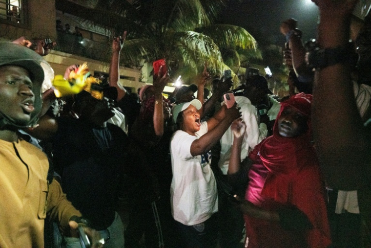 Partisans d'Ousmane Sonko manifestant devant son domicile après sa révocation