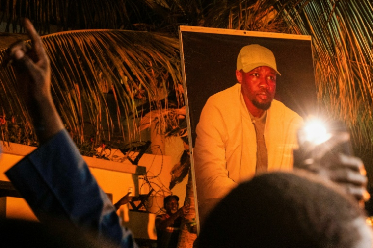 Partisans d'Ousmane Sonko brandissant son portrait lors d'une manifestation