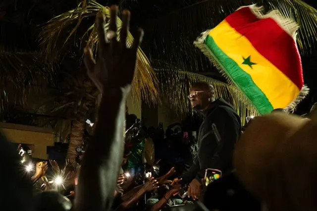 Supporters d'Ousmane Sonko célébrant sa destitution devant son domicile dakarois