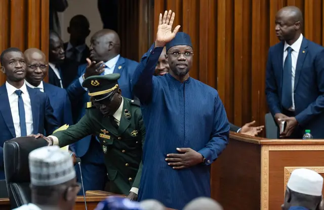 Ousmane Sonko saluant des députés à l'Assemblée nationale du Sénégal