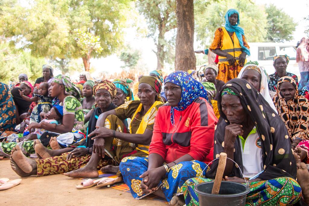 Femmes et enfants en sensibilisation contre l'insécurité alimentaire à Yagoua, Cameroun