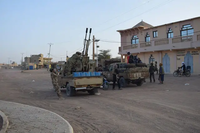Des rebelles touaregs du Front de libération de l'Azawad (FLA) circulent à l'arrière de pick-ups à Kidal, le 26 avril 2026. 