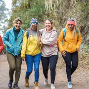 la marche se pratique seul ou en groupe. © disobeyart, adobe stock