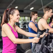 le vélo elliptique sollicite bras et jambes. © wavebreakmediamicro, fotolia