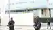Des policiers devant le palais de justice de Dakar