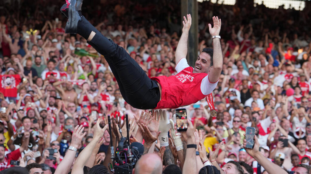 Mikel Arteta, entraîneur d'Arsenal, porté en triomphe par ses joueurs après leur victoire en Premier League contre Crystal Palace à Londres, le 24 mai 2026