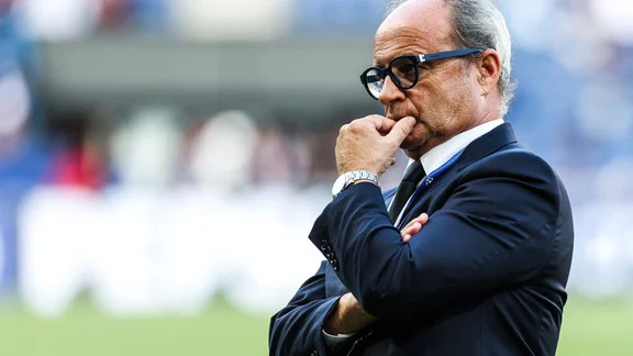 Portrait de Luis Campos discutant avec Khvicha Kvaratskhelia lors de son arrivée au PSG