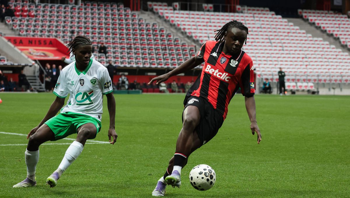 Action lors du match de barrage aller entre l'ASSE et Nice au Chaudron