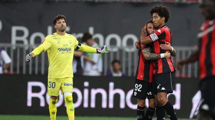 Les joueurs de Nice Jonathan Clauss et Dante célèbrent une action du match retour de barrage Ligue 1/Ligue 2 contre Saint-Étienne