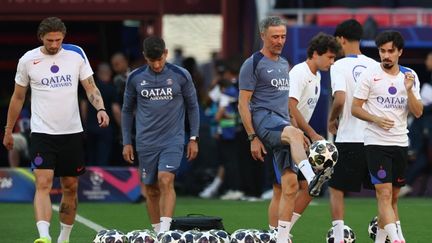 Luis Enrique entouré des joueurs du PSG à la veille de la finale de la Ligue des champions 2026