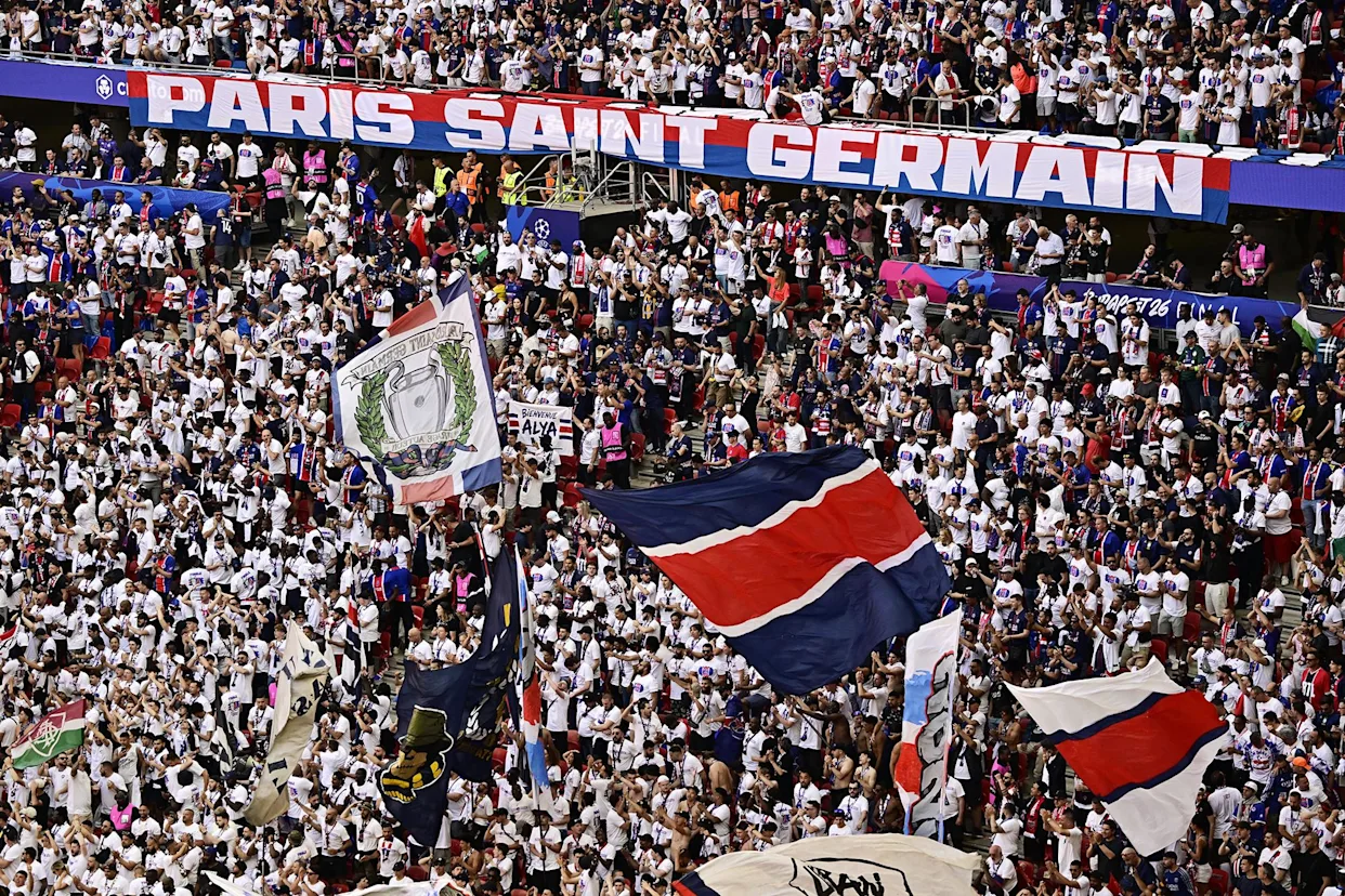 Stade du Parc des Princes illuminé, ambiance électrique avant la finale