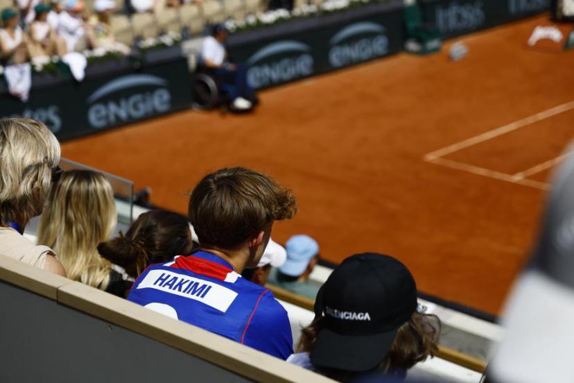 Quelques maillots du PSG flottant en tribunes à Roland-Garros cette semaine.