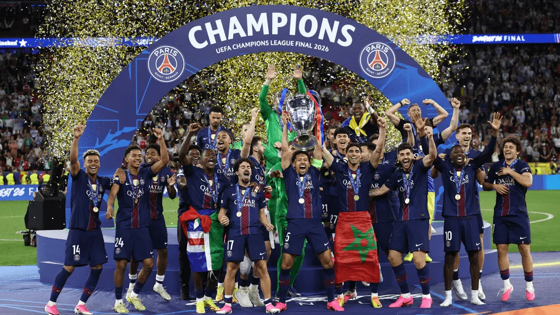 Les joueurs du PSG célèbrent leur victoire en soulevant la Coupe aux grandes oreilles pour la deuxième fois consécutive.