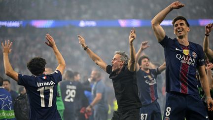 L'entraîneur du PSG Luis Enrique célèbre avec ses joueurs après la victoire contre Arsenal en finale de la Ligue des champions, le 30 mai 2026 à Budapest.