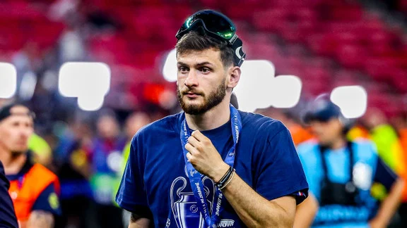 Khvicha Kvaratskhelia, joueur géorgien du PSG, célébrant une victoire en Ligue des Champions