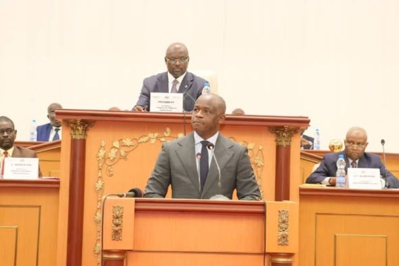Hermann Immongault s'exprimant devant les députés à l'Assemblée nationale du Gabon