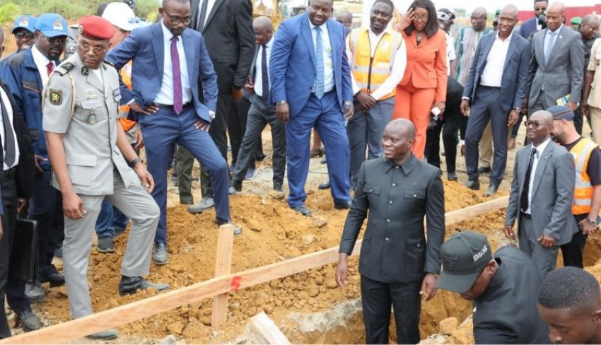 Le président gabonais Brice Clotaire Oligui Nguema lors d'une visite sur un chantier de construction à Bikélé, symbole de son engagement pour une gouvernance transparente