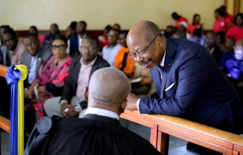 Bilie By Nze et son avocat lors d'un procès