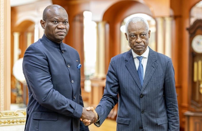 Le président Oligui Nguema et le maire Eugène Mba en discussion stratégique