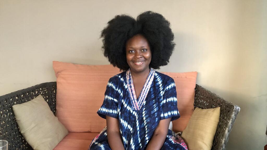 Roukiata Ouedraogo, auteure et humoriste burkinabè, lors de son retour à Ouagadougou