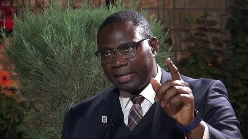 Portrait de Moussa Balla Fofana, ancien membre du PASTEF, en pleine réflexion