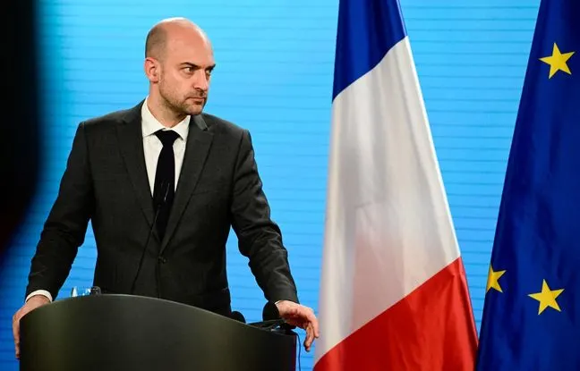 Portrait d'un agent français en costume