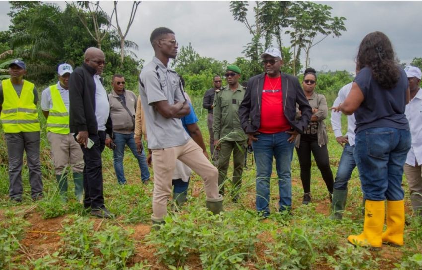 Le ministre gabonais Charles Edgar Mombo visitant les installations du CENAREST à Kougouleu