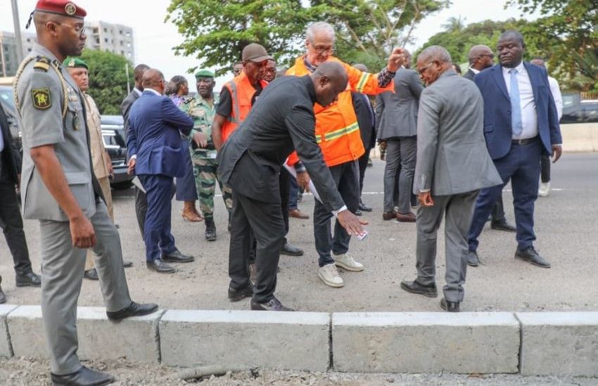 Le président gabonais inspectant les travaux du front de mer à Libreville