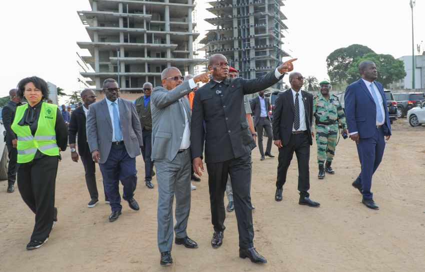 Le président gabonais visitant les chantiers du front de mer à Libreville