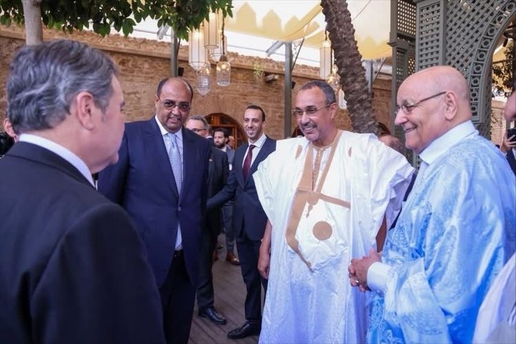 De gauche à droite : Richard Duke Buchan III, Sidi Hamdi Oild Errechid, Ynja El Khattat et Moulay Hamdi Old Errechid, lors de la cérémonie à Rabat.