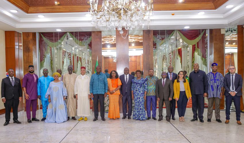 Le président Oligui Nguema entouré de diplomates africains lors d’une réunion à Libreville