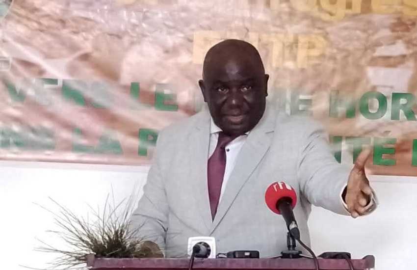 Jean-Rémy Yama, président du Parti national pour le travail et le progrès (PNTP), lors d'un point de presse