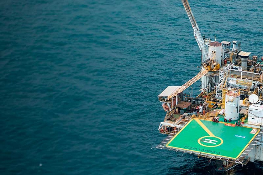 plateforme pétrolière en mer