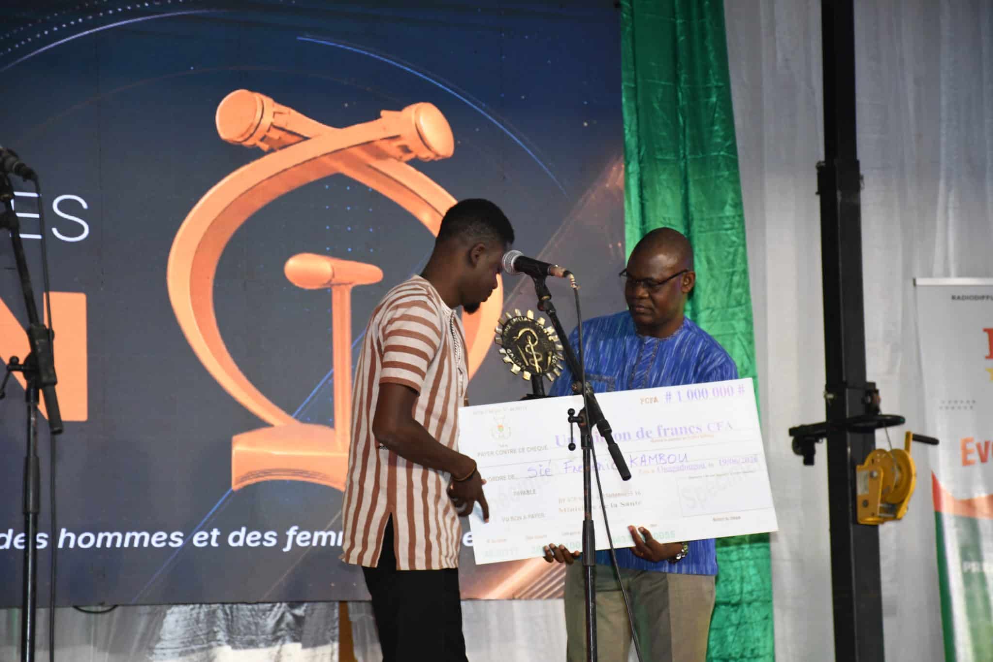 Sié Frédéric Kambou lors de la réception de son Prix Galian