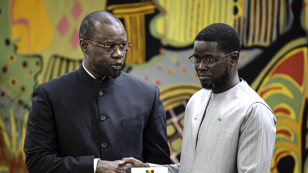 Le président Bassirou Diomaye Faye et l'ancien Premier ministre Ousmane Sonko lors d'une rencontre au palais présidentiel de Dakar en octobre 2025