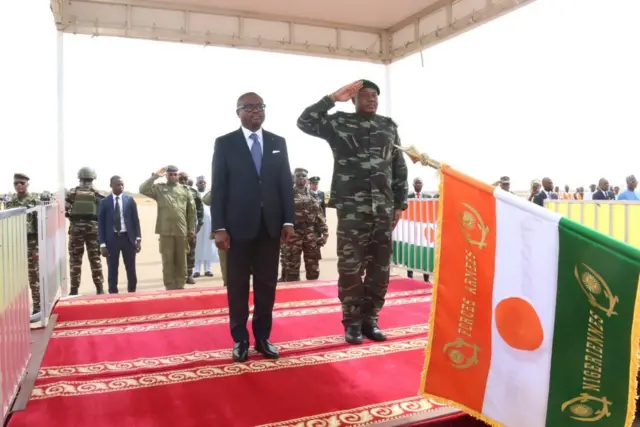 Le président béninois Romuald Wadagni et son homologue nigérien Abdourahmane Tiani lors de leur rencontre officielle