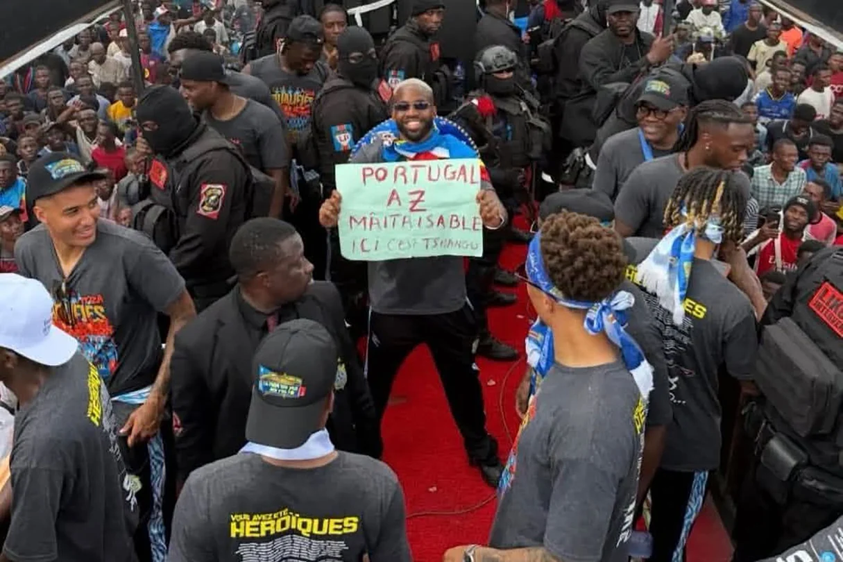 Le footballeur congolais Cédric Bakambu brandissant une pancarte « maîtrisable » lors d’un match en juin 2026, symbole d’une mobilisation populaire intense.