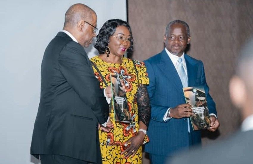 Ministre du Tourisme, Vice-président et membres du gouvernement lors d'une réunion stratégique sur le tourisme durable
